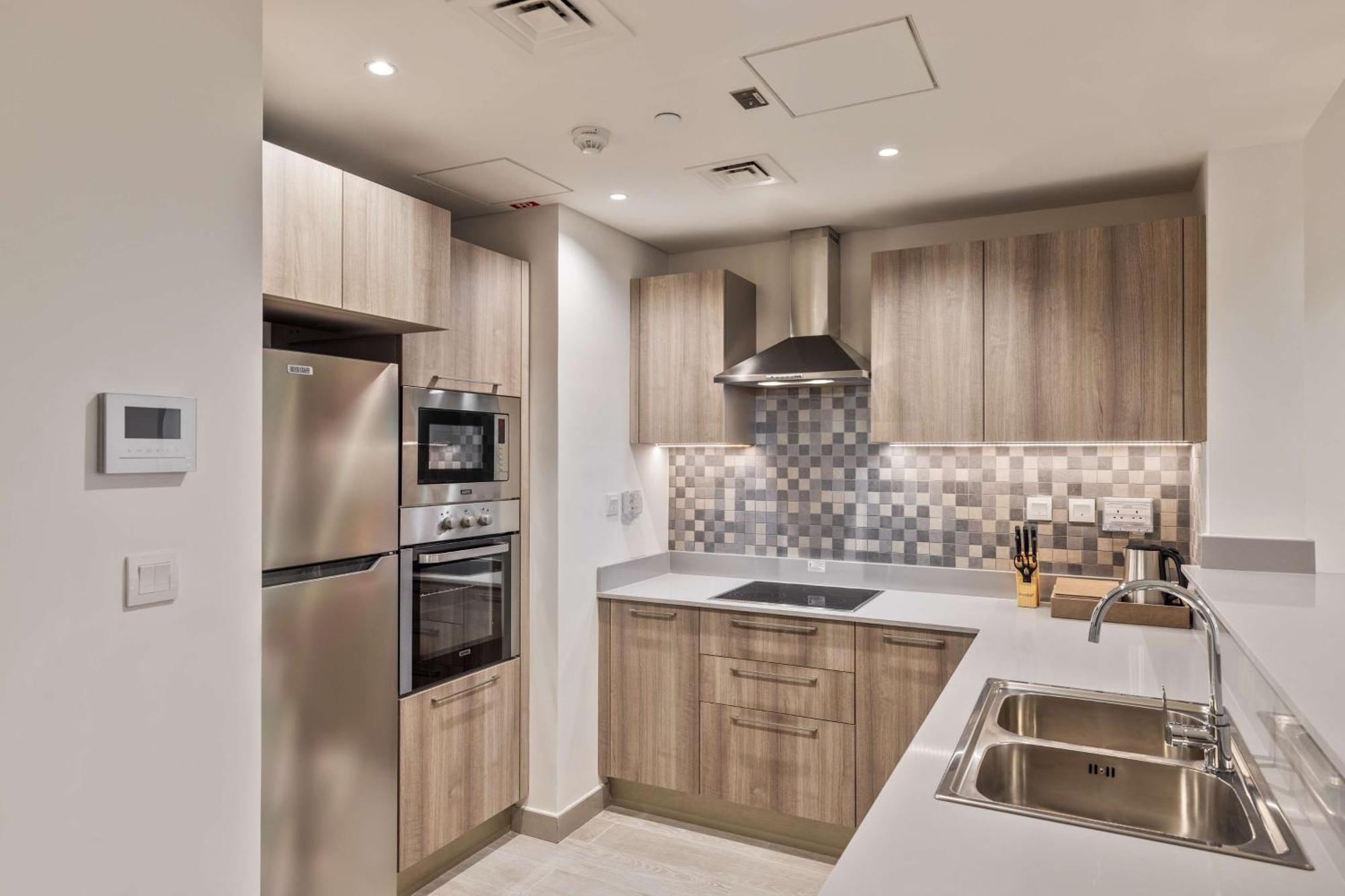 Hotel Doubletree By Hilton Doha Downtown Exterior foto A modern kitchen