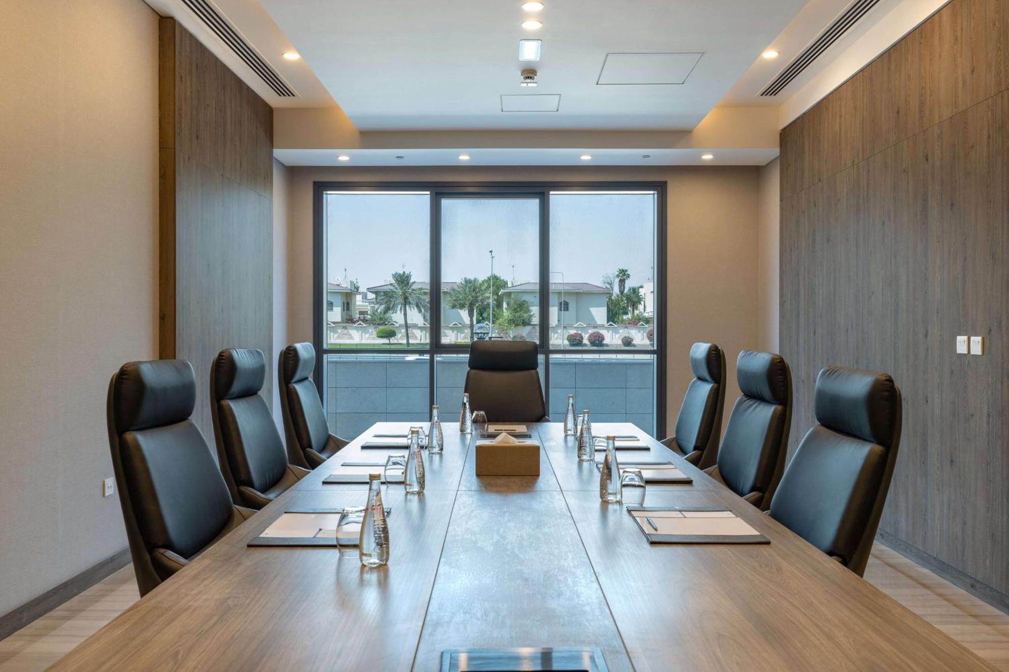 Hotel Doubletree By Hilton Doha Downtown Exterior foto Boardroom at the Park