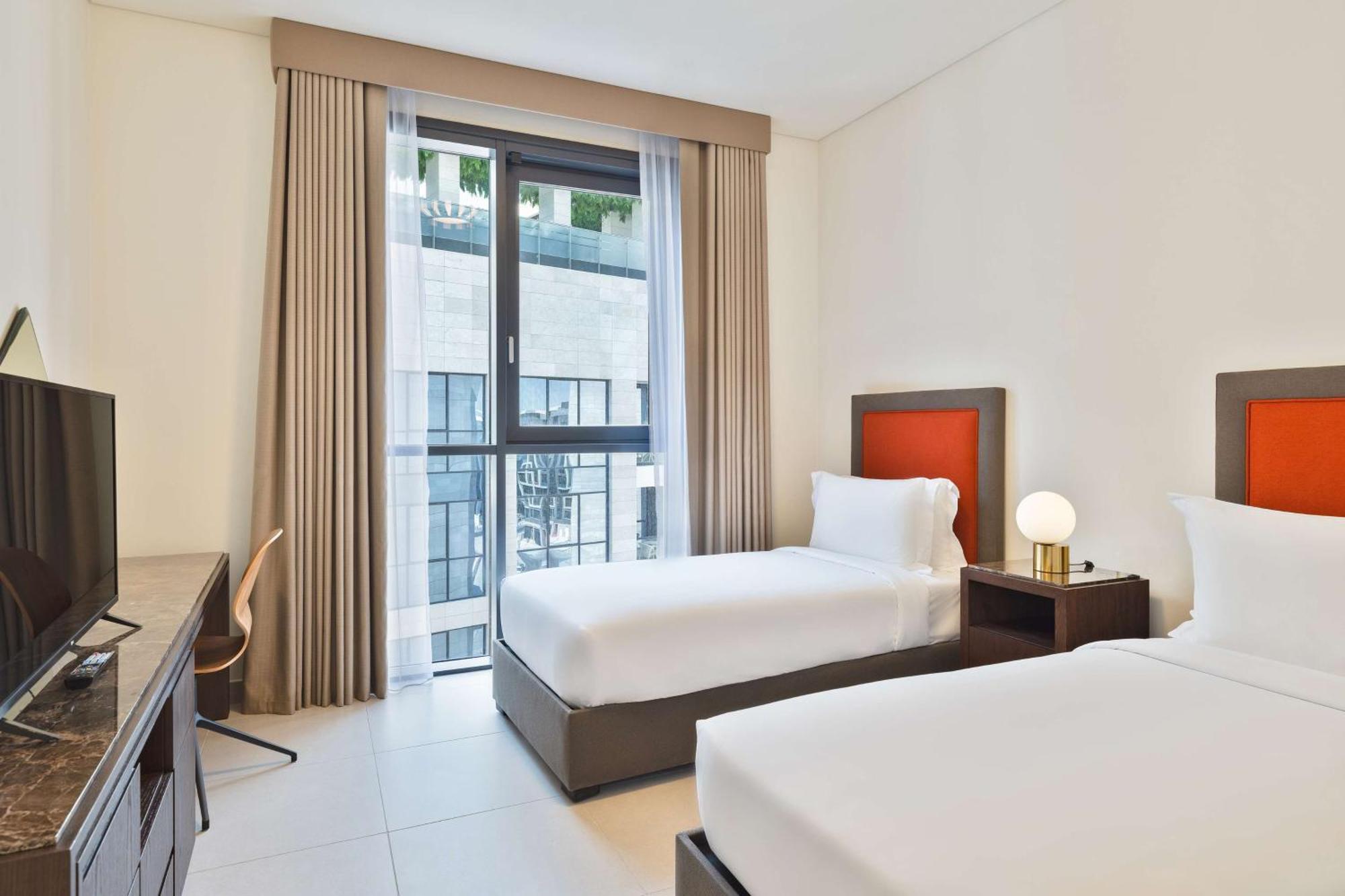 Hotel Doubletree By Hilton Doha Downtown Exterior foto A typical bedroom at the hotel