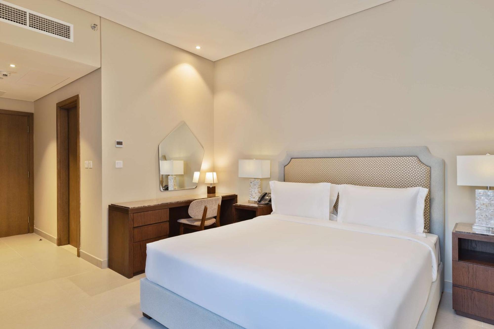 Hotel Doubletree By Hilton Doha Downtown Exterior foto A bedroom at the hotel