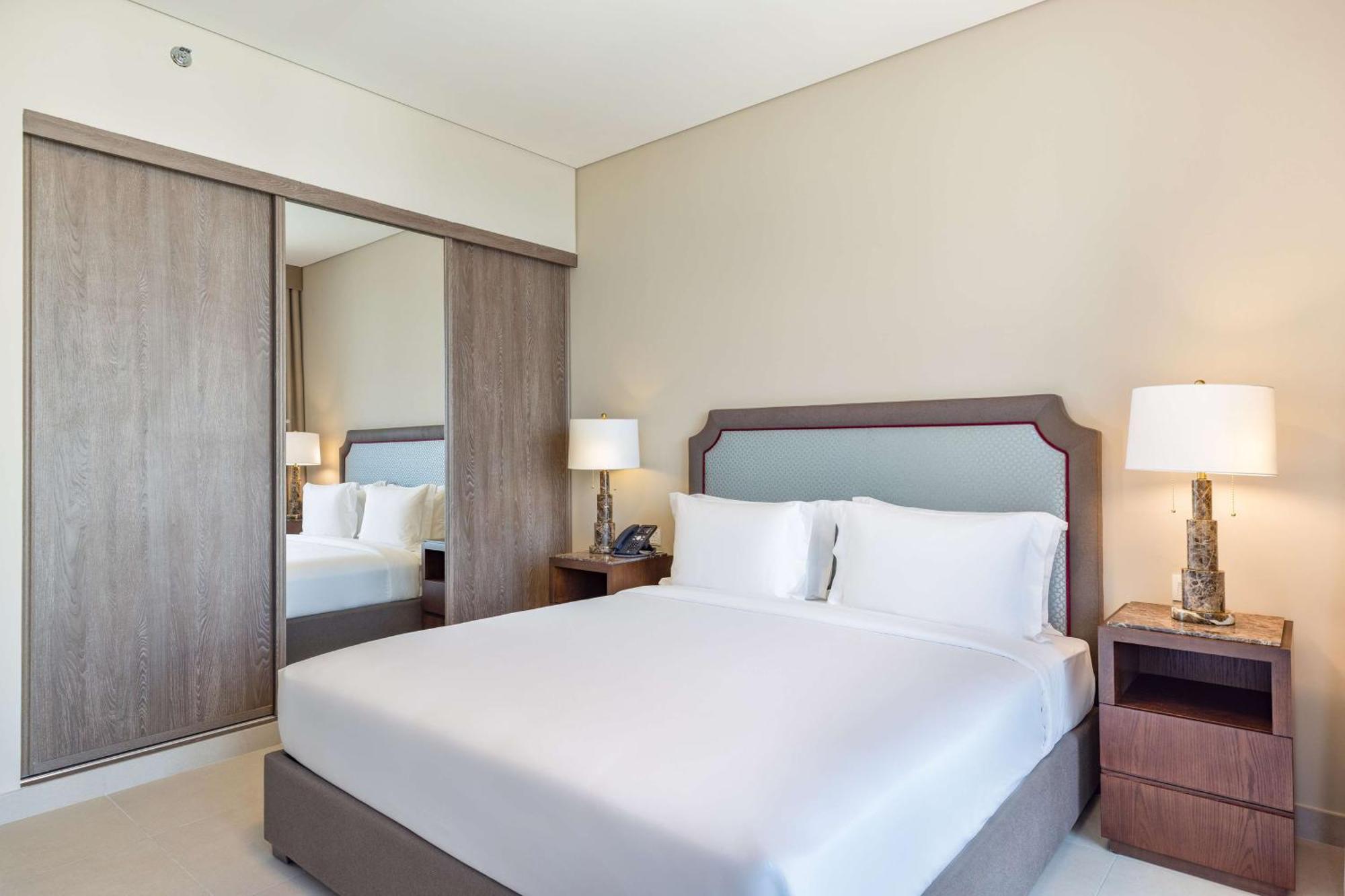 Hotel Doubletree By Hilton Doha Downtown Exterior foto A bedroom at the hotel