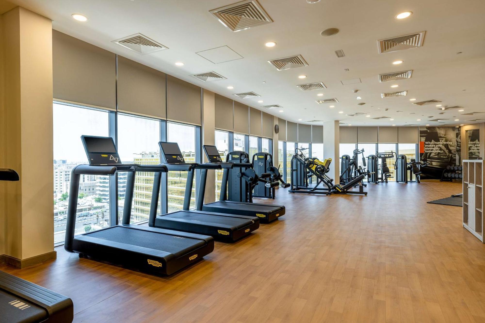 Hotel Doubletree By Hilton Doha Downtown Exterior foto The gym at the 36th floor