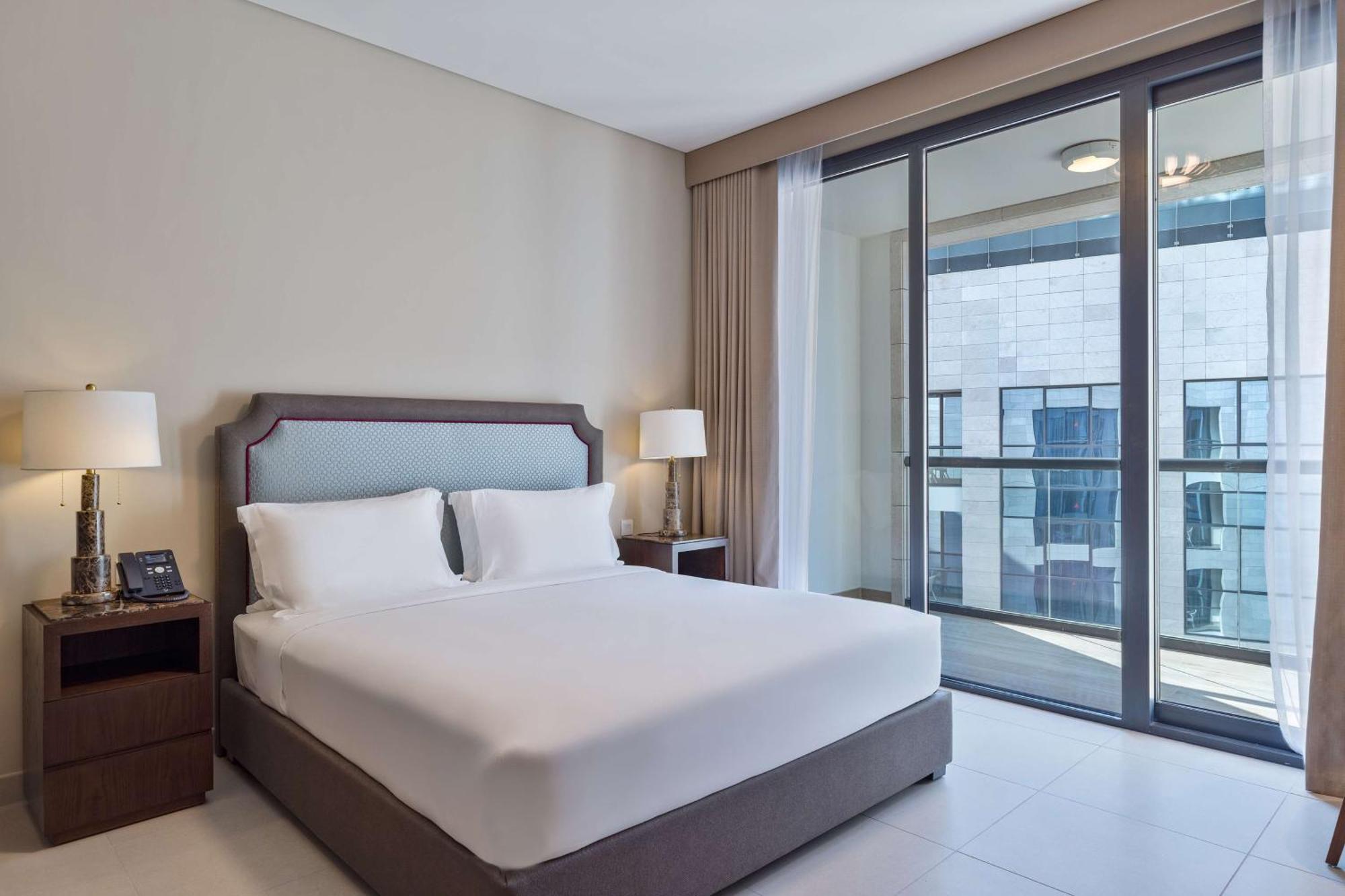 Hotel Doubletree By Hilton Doha Downtown Exterior foto A bedroom at the hotel