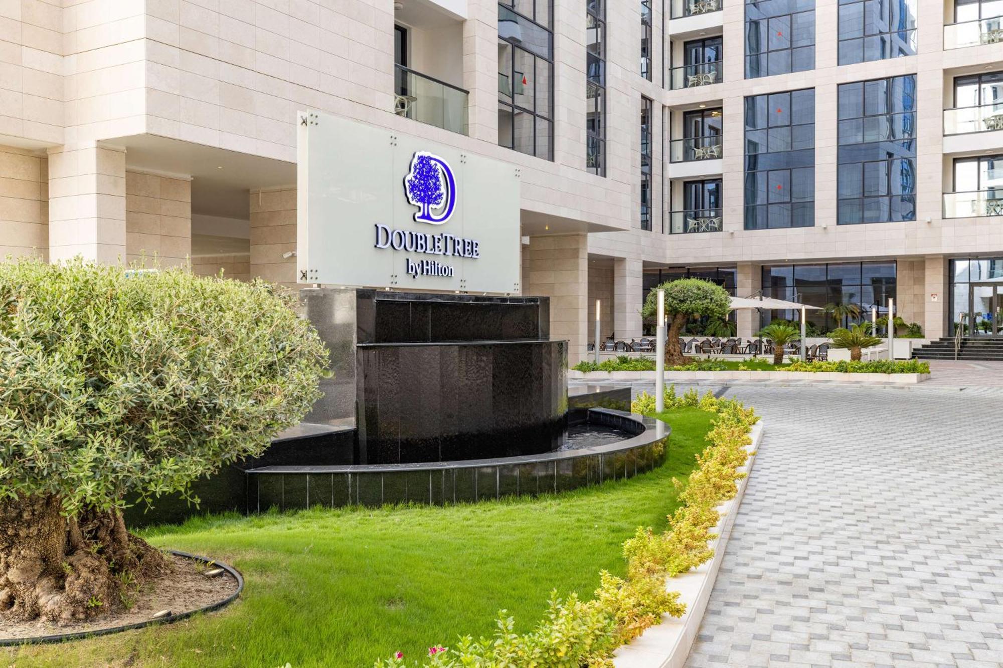 Hotel Doubletree By Hilton Doha Downtown Exterior foto The hotel's entrance